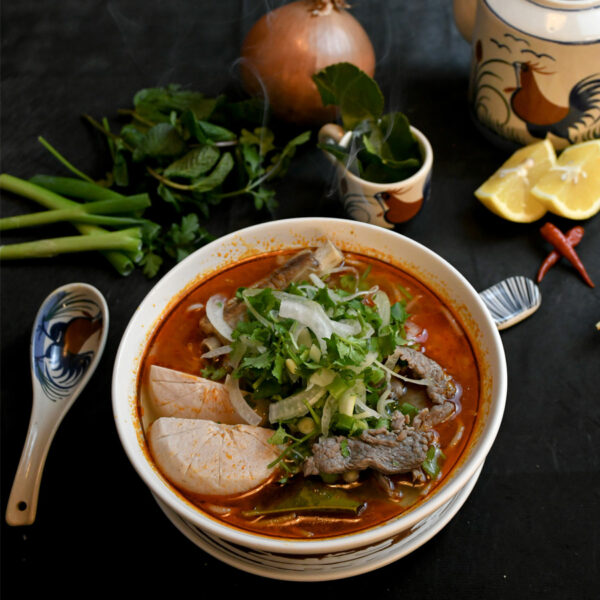 Sopa de fideos de arroz con carne mixta al estilo de Hue