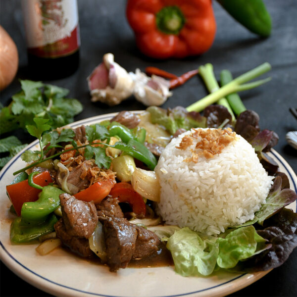 Wok de ternera, pimientos y verduras con arroz de jazmín