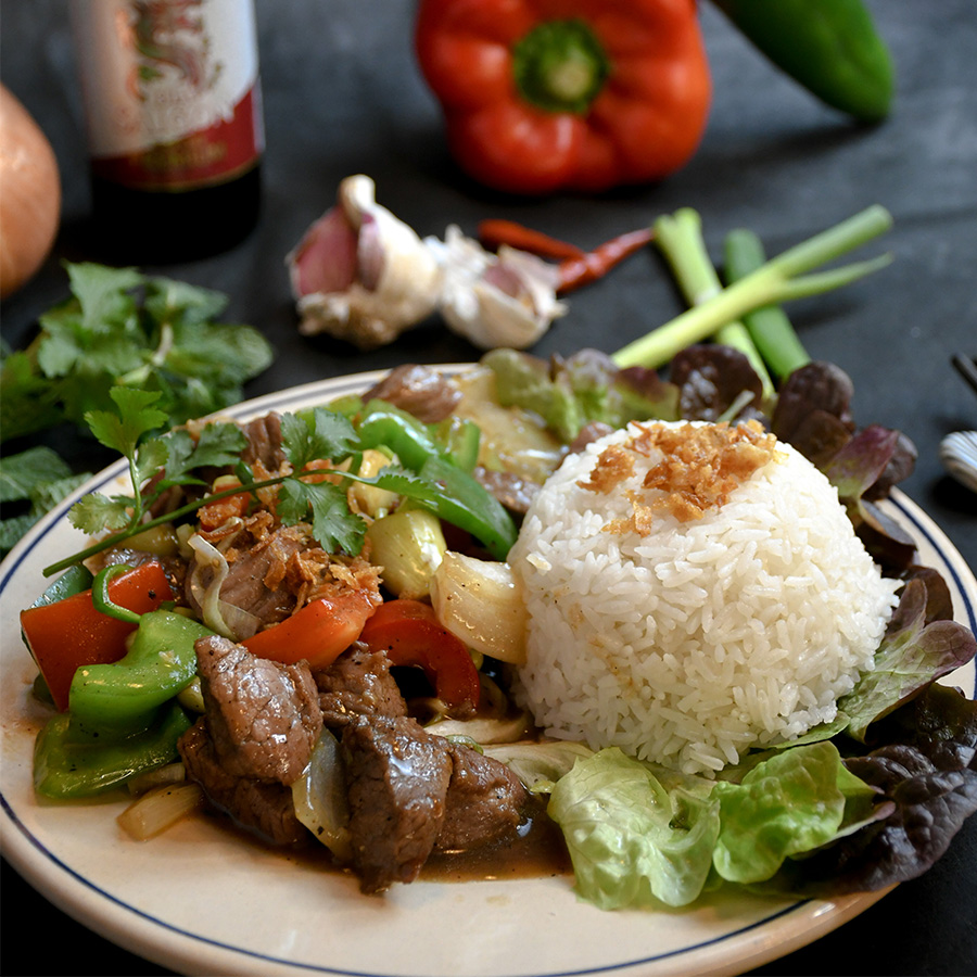 Wok de ternera, pimientos y verduras con arroz de jazmín