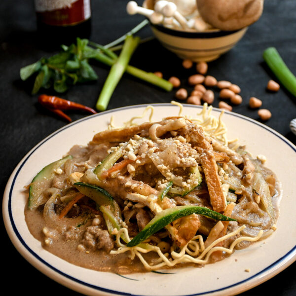 Fideos crujientes vegetarianos en salsa de cacahuete