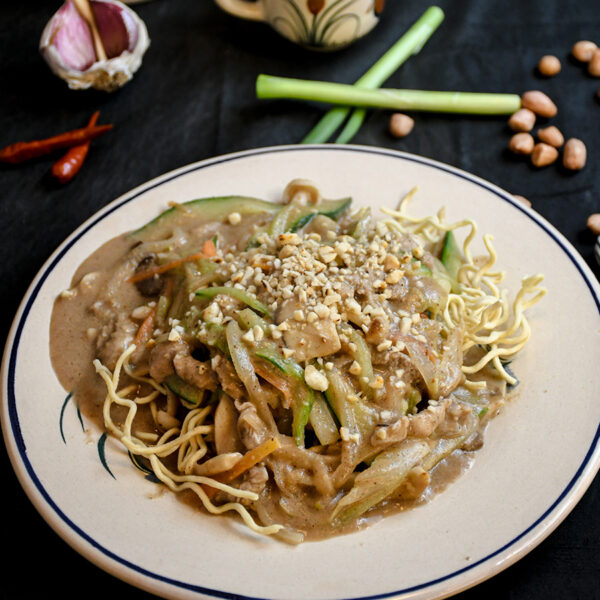 Fideos crujientes con cerdo y verduras en salsa de cacahuete