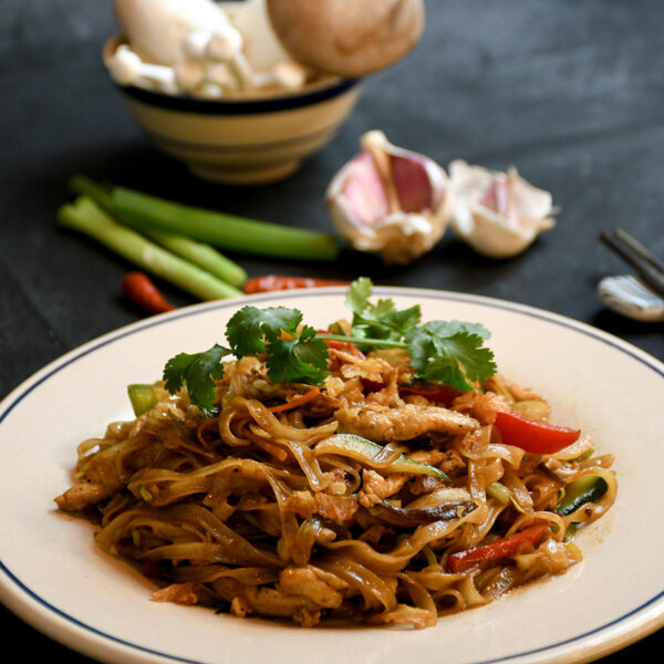 Pho salteado con pollo