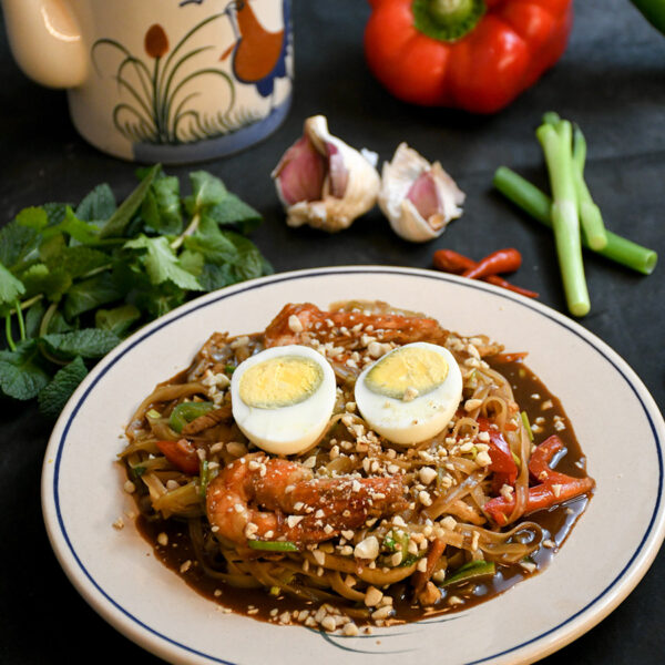 Pho salteado con mariscos y pollo al estilo de Saigón