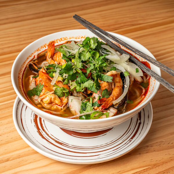 Sopa de fideos de arroz con mariscos