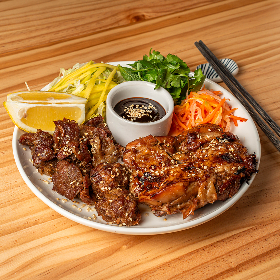 Plato de carne de BBQ variada (Pollo, cerdo, albondigas de carne)