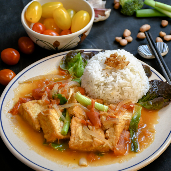 Tofu con salsa de tomate y arroz de jazmín