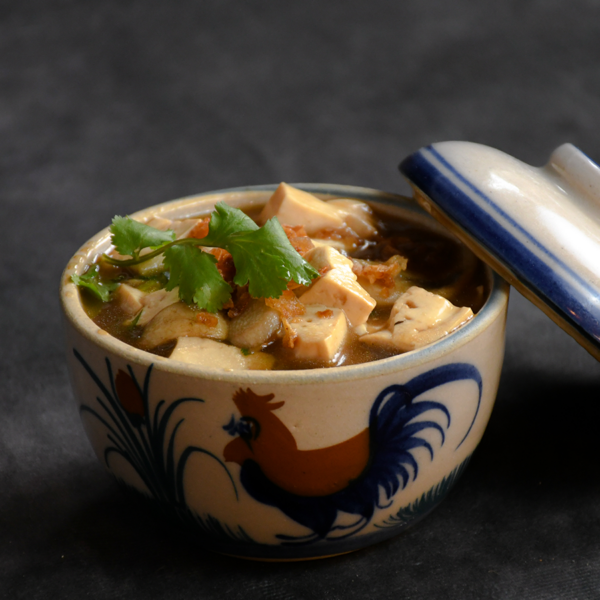 Tofu con setas y salsa